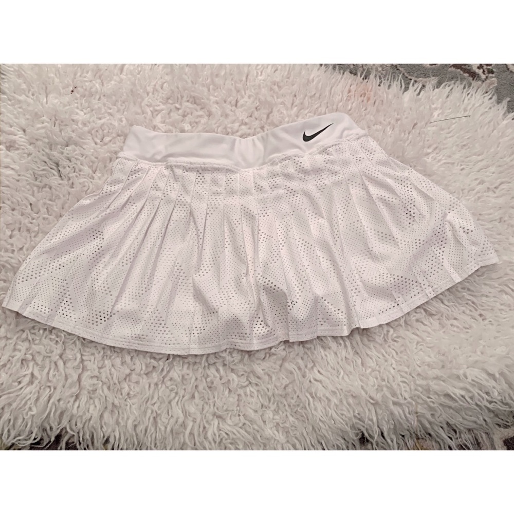 Women’s white pleated Nike Dri-fit skirt